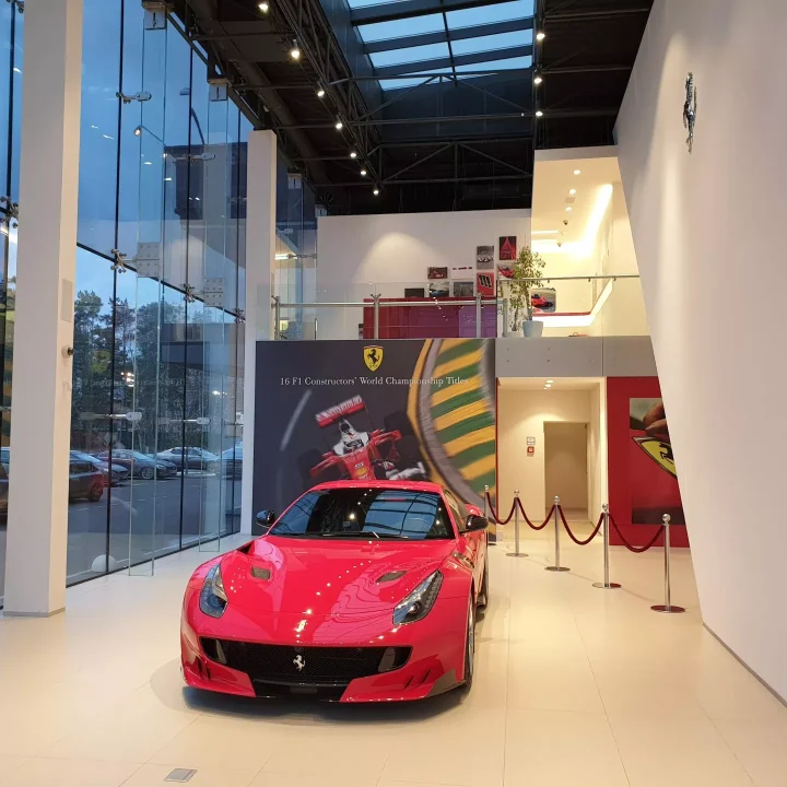 Освещение автосалона Ferrari в Москве акцентными трековыми светильниками от компании NLT Trade Россия