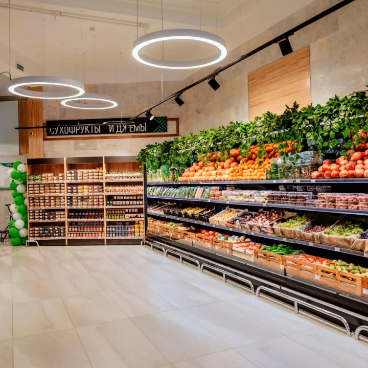 Дизайнерское и акцентное освещение торгового зала супермаркета Океан в Норильске фигурные светильники от компании NLT Trade Россия