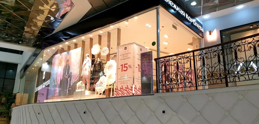 Освещение входной группы и витрин магазина Снежная Королева в Екатеринбурге от компании NLT Trade Россия
